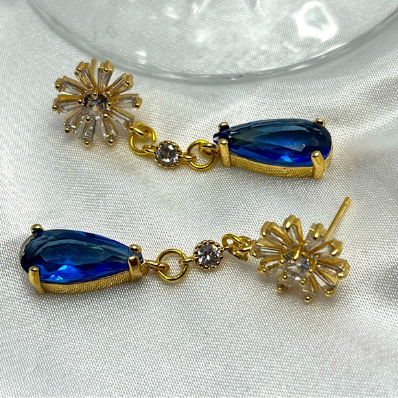 Blue Glass Teardrop Rhinestone with White Flower Rhinestone Posts Earrings - Picture 1 of 1